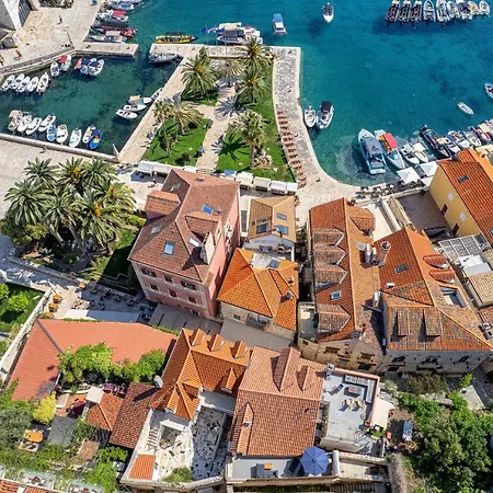 Lola - Zf Hvar * Hvar Town