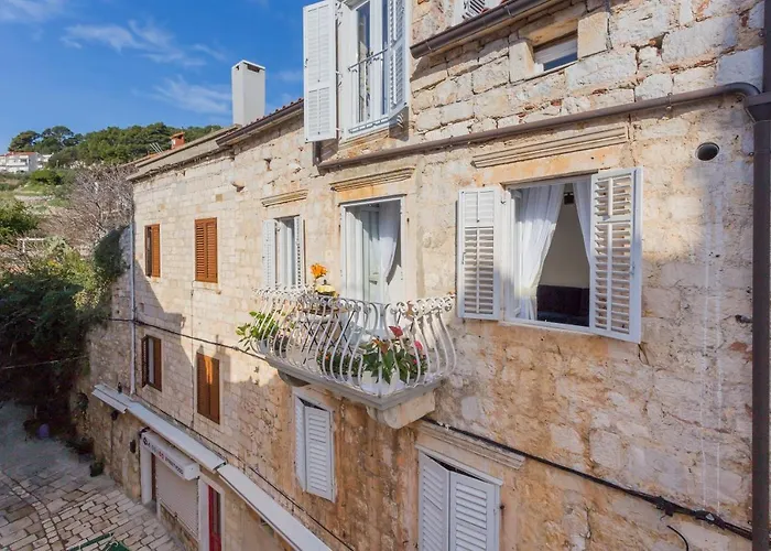 Lola - Zf Hvar *